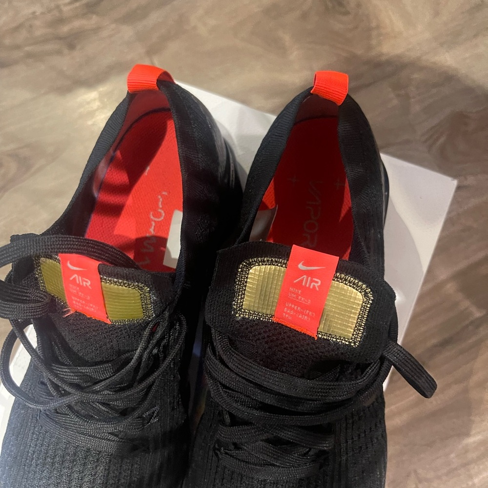 Nike Men's Black and Red Sneakers